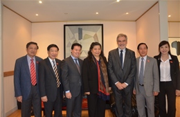  Phó Chủ tịch Quốc hội Tòng Thị Phóng gặp người Việt tại Pháp 